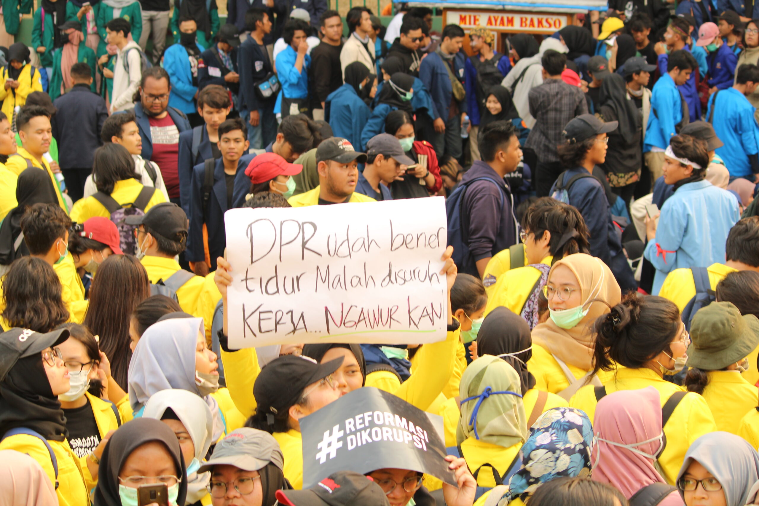 Protes Tuntutan Mahasiswa dalam Aksi Massa Reformasi Dikorupsi
