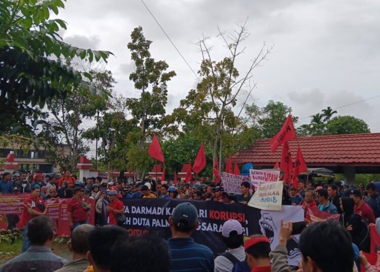 Dipecat Sepihak, Buruh PT Duta Palma Geruduk Kantor Disnakertrans Sambas 1