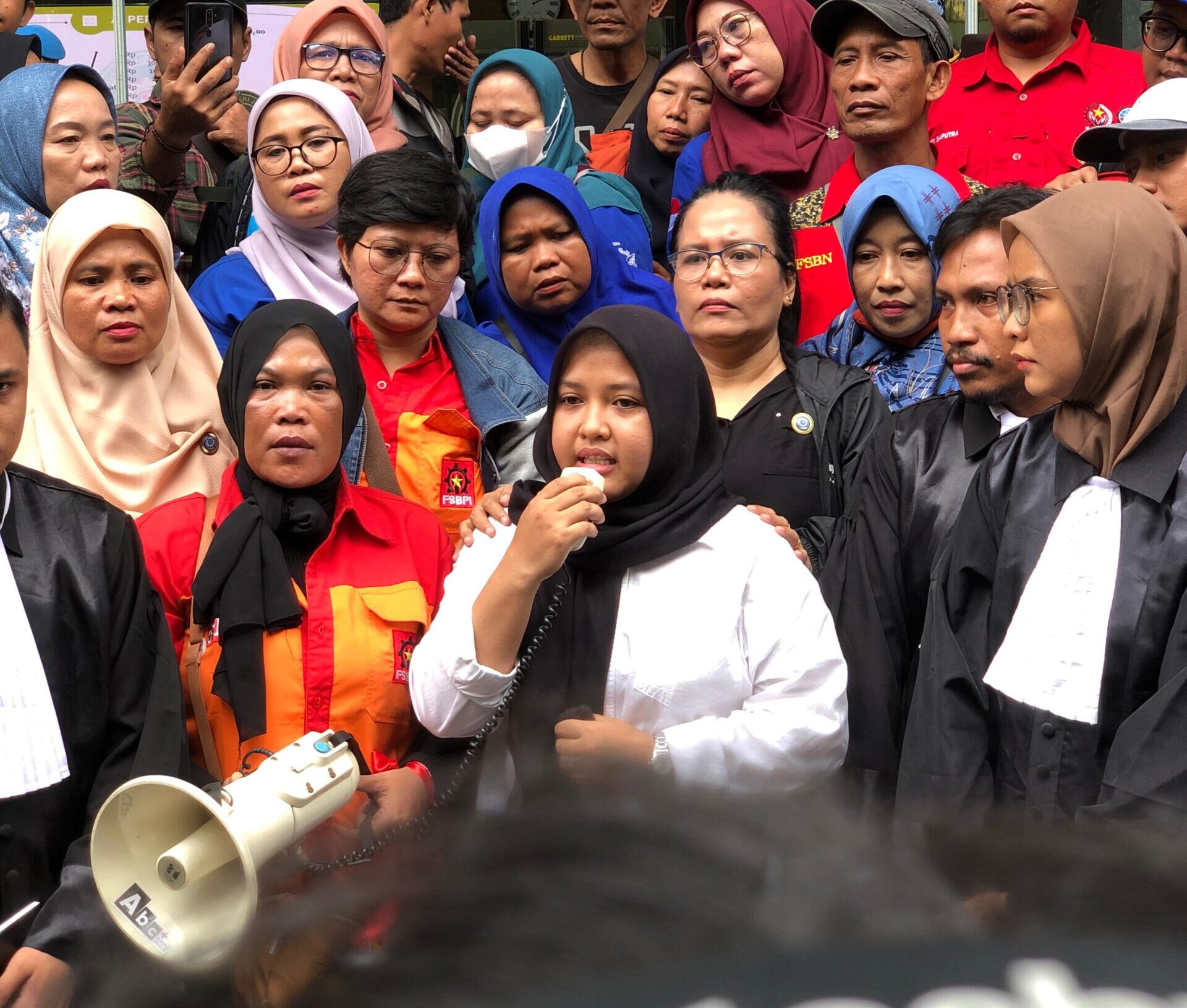Septia divonis bebas dalam kasus pencemaran nama baik. Tim kuasa hukum desak Jhon LBF berhenti mengkriminalisasi orang lain