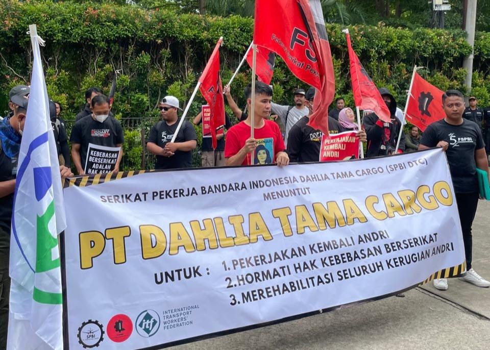 Massa Aksi Geruduk Kantor PT Dahlia Tama Cargo Buntut PHK Sepihak Andri 1