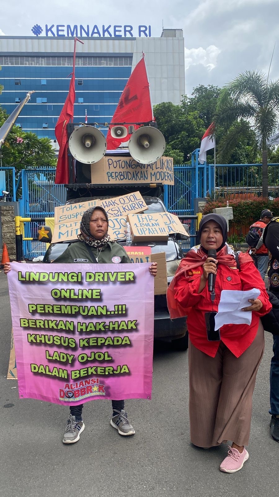 Ojol Perempuan Melakukan Aksi Off Bid di Kementerian Ketenagakerjaan RI karena Minimnya Perlindungan, termasuk di UU Cipta Kerja.