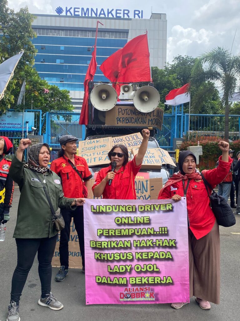 Perjuangan Ojol Perempuan Aksi Off Bid Massal Tuntut THR Ojol, Taksol, dan Kurir