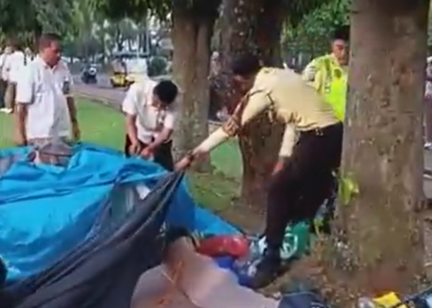 Aksi Tolak IPI UI Dibubarkan Paksa, Mahasiswa: Pembungkaman Hak Berpendapat 1 Pihak Rektorat UI dan keamanan kampus membubarkan paksa aksi tolak IPI di UI, Senin (30/7/2025)/@NendaUI