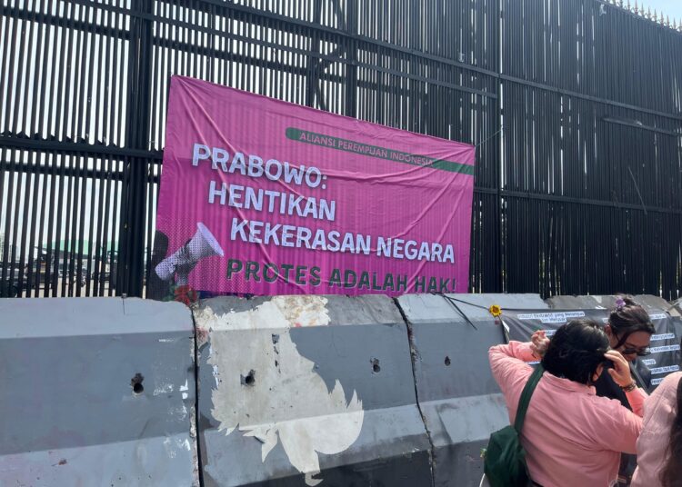 Geruduk DPR dengan Atribut Pink, Aliansi Perempuan Indonesia Desak Prabowo Hentikan Kekerasan 1 Aliansi Perempuan Indonesia